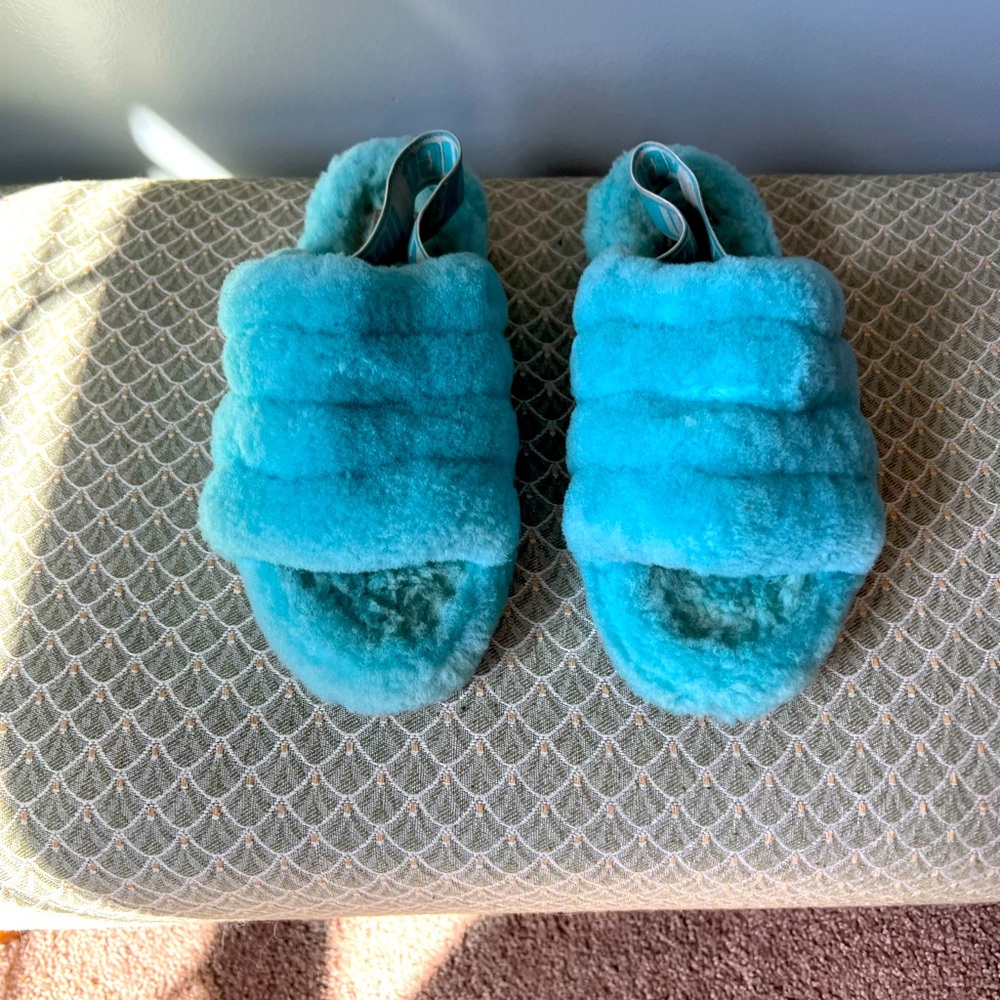 Ugg “Oh Yeah Slide Sandals” in teal size 8 women / 6.5 men